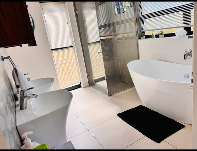 4 BEDROOM HOUSE FOR SALE IN PALM LAKES ESTATE
